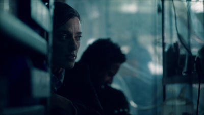 Slepa detektivka išče resnico glede na svoja pravila in dokazuje, da omejitve ne ustavijo poguma