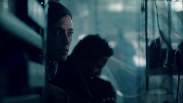 Slepa detektivka išče resnico glede na svoja pravila in dokazuje, da omejitve ne ustavijo poguma