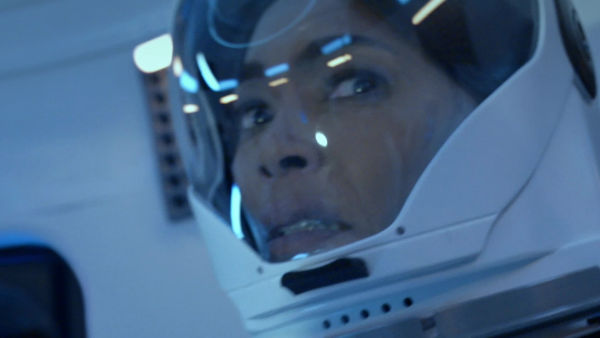 911 prati policajce, vatrogasce i dispečere dok se suočavaju s intenzivnim, nepredvidivim hitnim situacijama i istovremeno pokuš