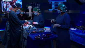 U 8. sezoni Chicago Med prati tim hitne službe kroz napete intervencije, bolničke pritiske i osobne izazove.